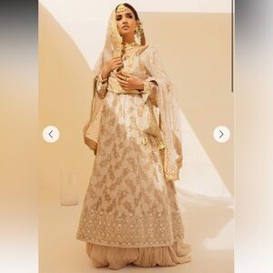 Mehrunisa Pakistani Outfit

Requested more modest design for chest area